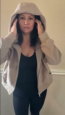 Video thumbnail for Women's Oversized Cropped Zip Hoodie Try-On & Review | Cozy Fall/Winter Fashion
