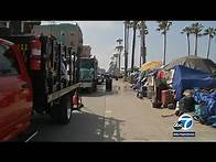 Video thumbnail for Crews clear out homeless encampments along Venice boardwalk I ABC7